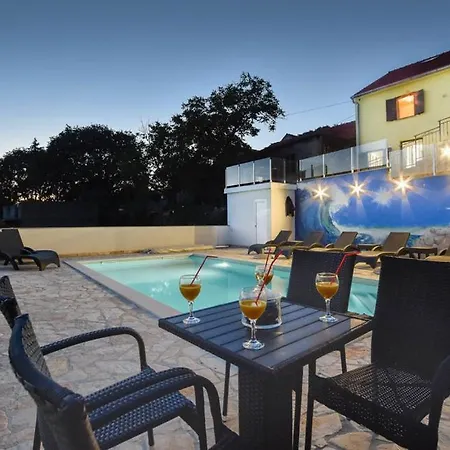 Vrvilo- With Private Pool And Playground Willa