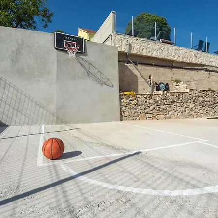Vrvilo- With Private Pool And Playground Willa
